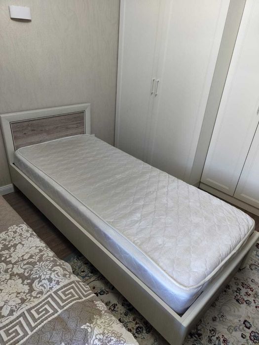 Односпальная кровать с матрасом