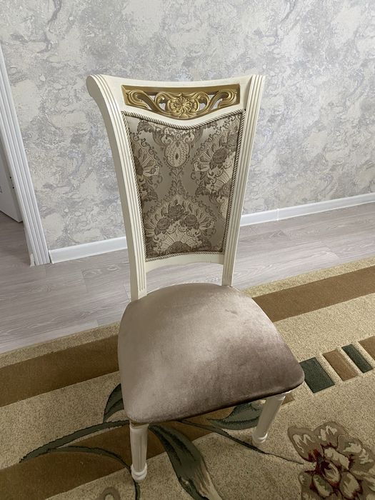 Продам стол стулия