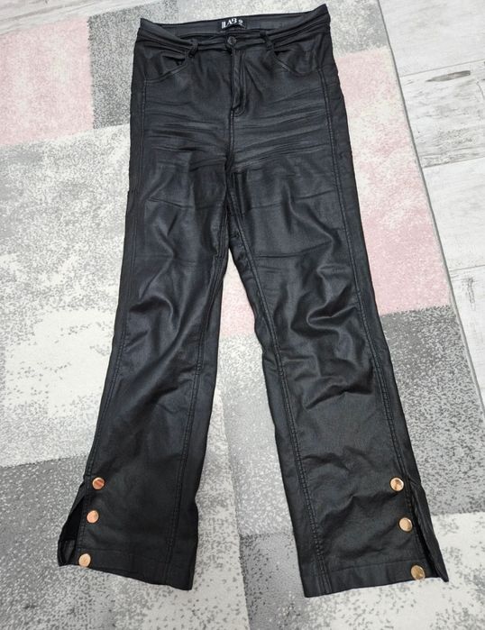 Pantaloni evazati cu model metalic auriu pe lateral