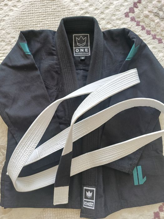 Форма джиу-джитсу универсальная для мальчиков и девочек