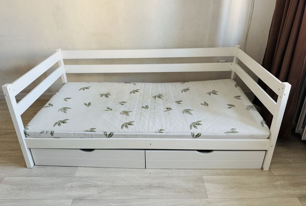 Продам детскую кровать с матрасом