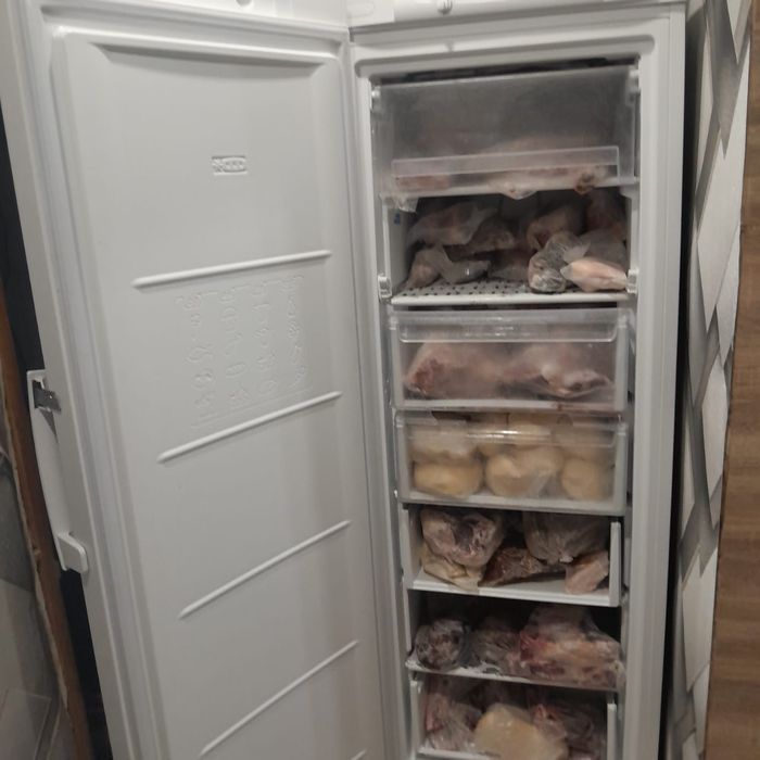 Продам, колонка (самбуфер), морозилку, кухонный диванчик.