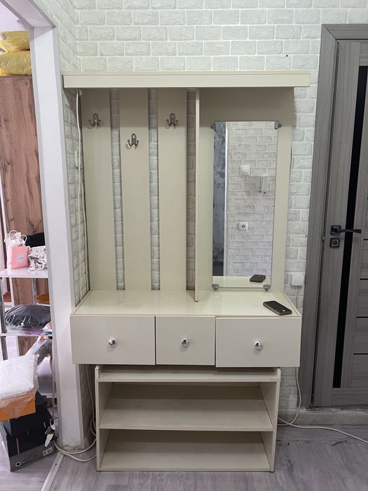 Прихожий в хорошем состаянии!!