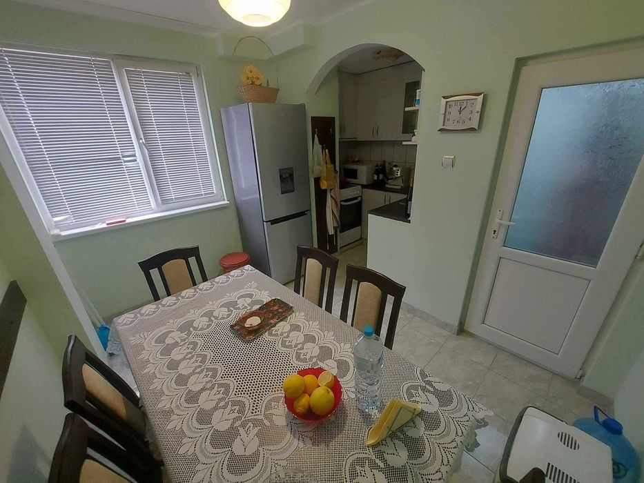 Дава се под наем Тристаен апартамент в Търговище, Център - 65 кв.м за 280.5 € - Снимка #2