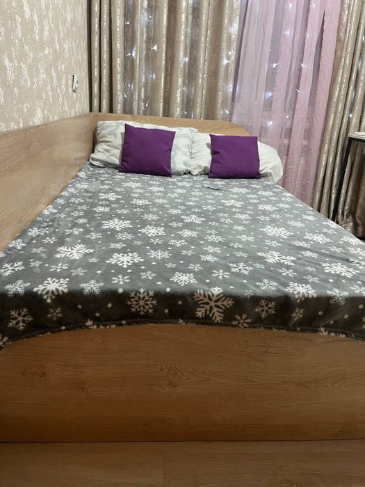 Кровать 1.90 на 1.30. Состояние отличное. С матрасом и подушками