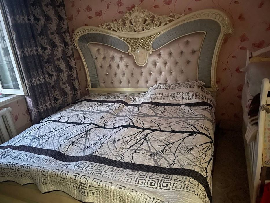 Продается спальный гарнитур