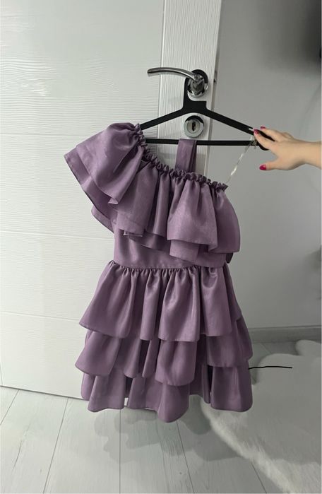 Елегантна дамска рокля с едно рамо и волани