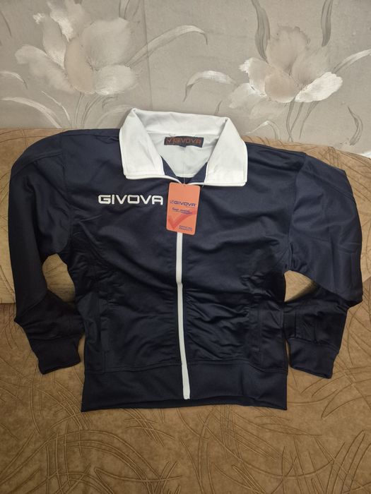 Мъжкият Анцуг GIVOVA