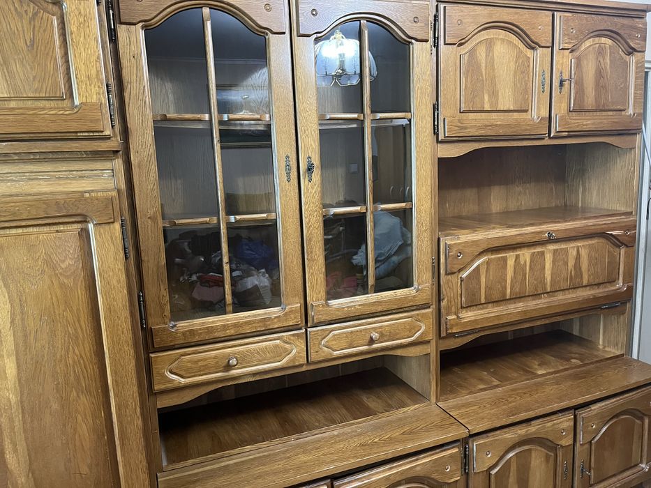 Mobila living stil clasic – set complet (dulapuri, vitrina și spatii de depozitare biblioteca)