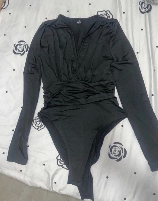 Vând 2 body uri noi