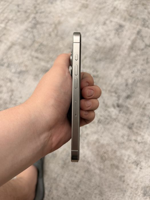 iPhone 15 pro  natural titanium