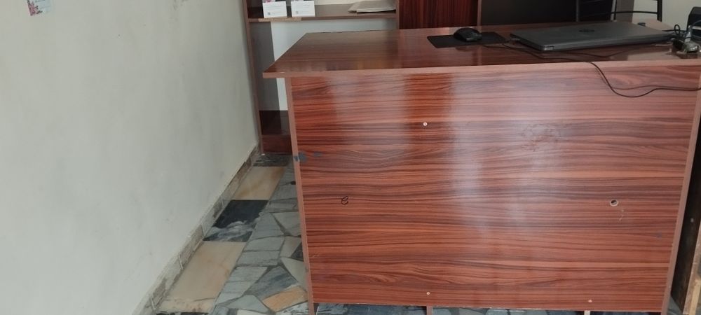 Шкаф ва кулфланадиган столь