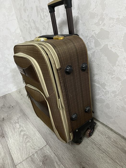 Продам чемодан среднего размера
