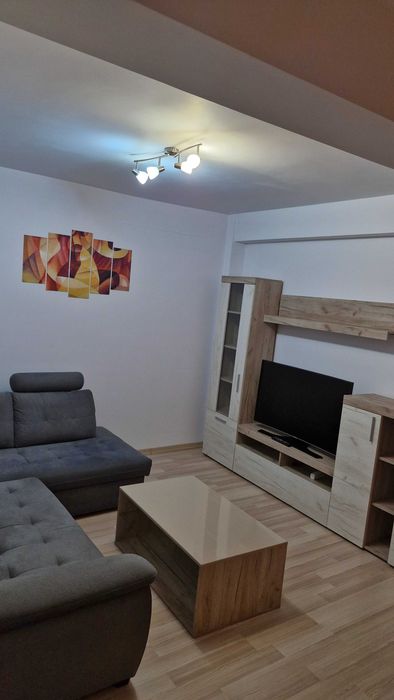 Proprietar, închiriez apartament cu 3 camere și garaj