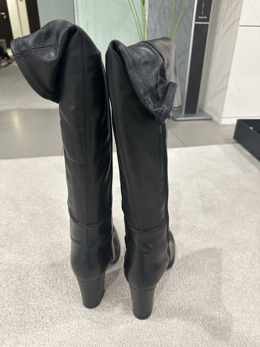 Le PEPE кожени ботуши високи над коляното.