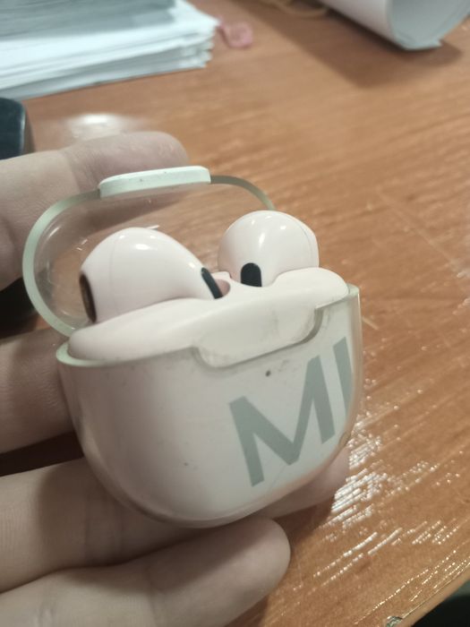 без правойной наушник.