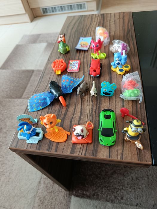 Лего различни фигурки и киндер играчки от яйца