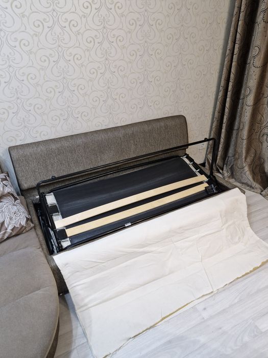 Продам диван  Раскладывается