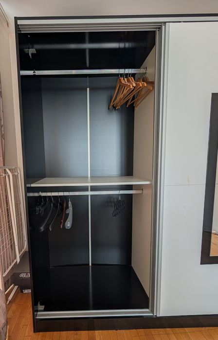 Спалня с две нощни шкафчета, скрин, огледало и гардероб