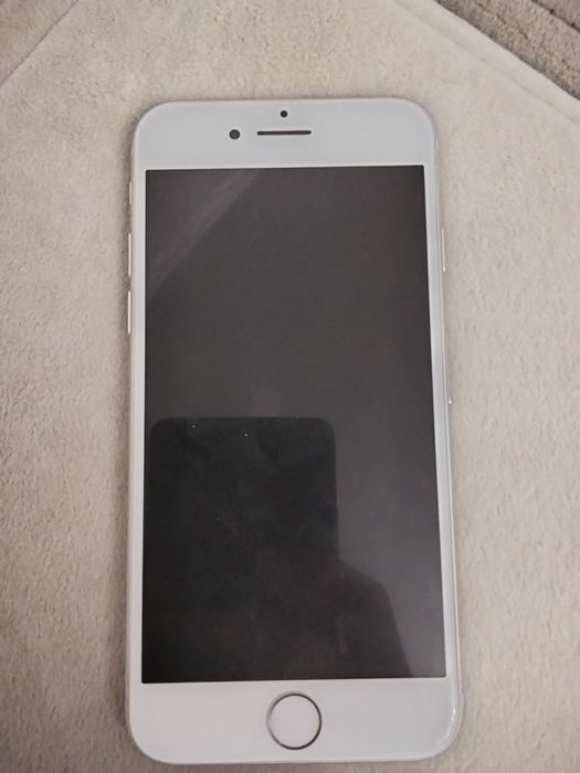 Продам iPhone 7.