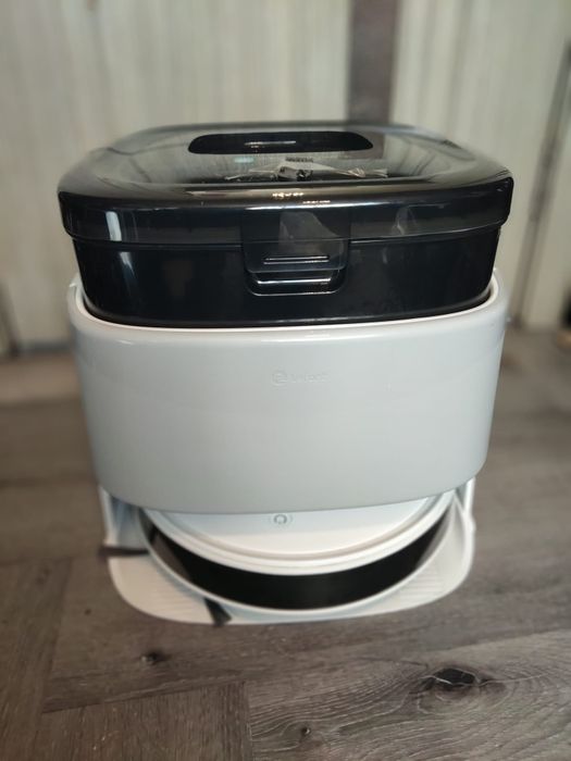 aspirator robot Lefant din seria M3 / M3 Max, echipat cu o stație de bază complet automată pentru golire, spălare și uscare.