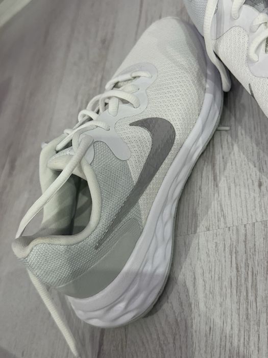 Бели Nike маратонки