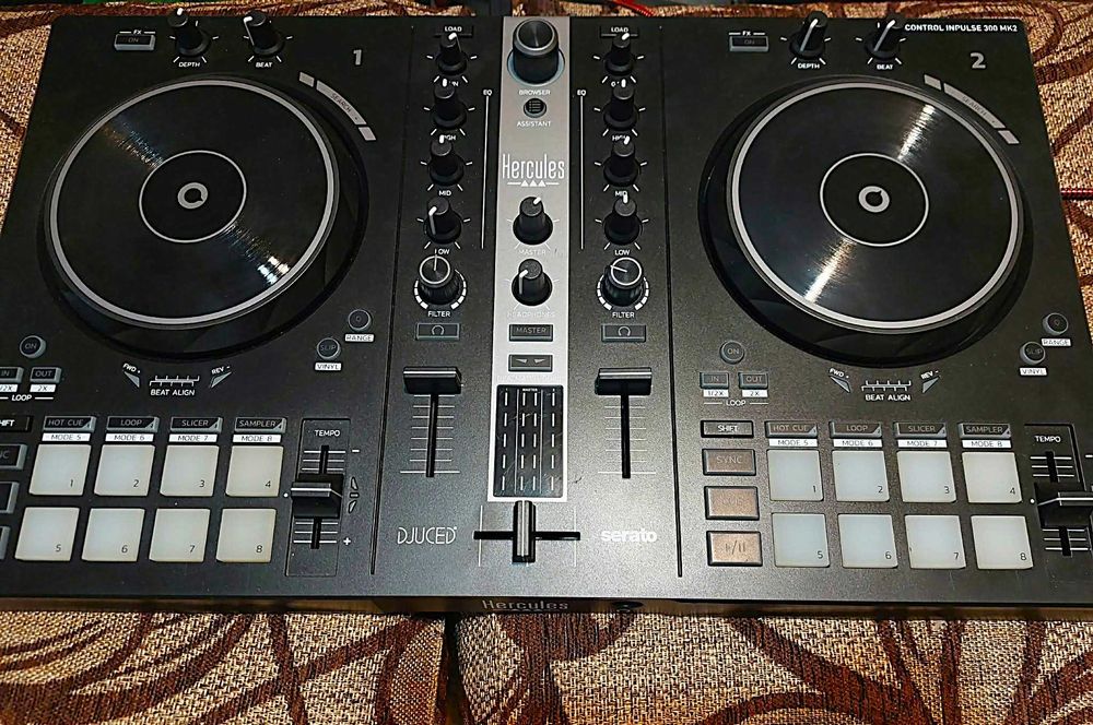 DJ контролер Hercules DJControl Inpulse 300 MK2 в черен цвят