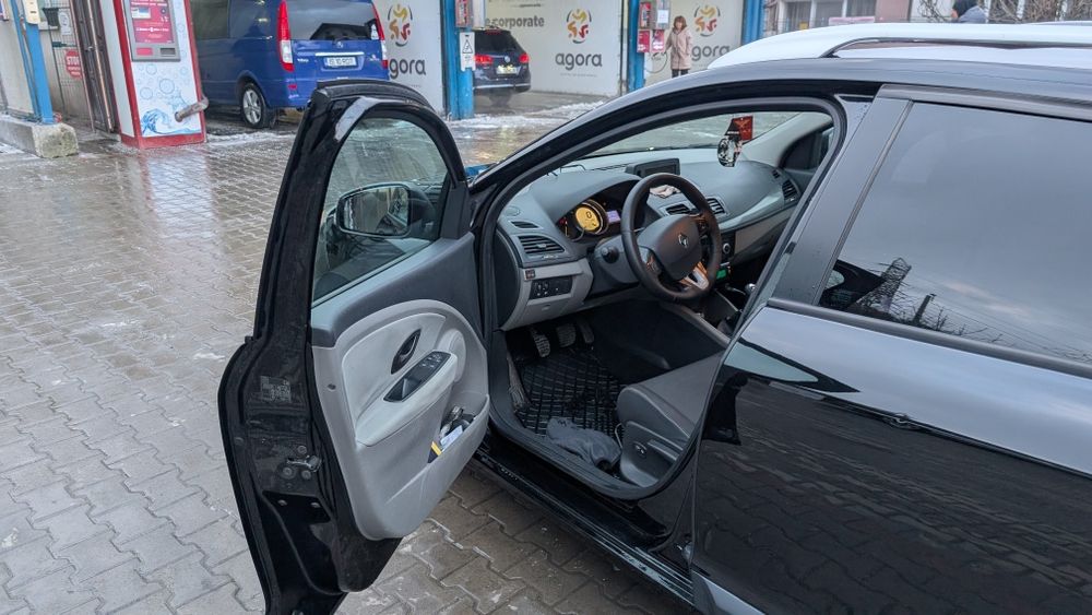 Vând Megane 3 2011 1.6 E5 157k izolata fonic