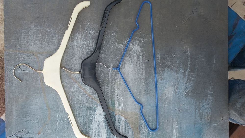 Продам вешалки для одежды.