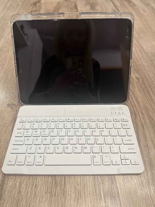 IPad 11 Pro 4th gen 256 GB + Cellular + keyboard + case