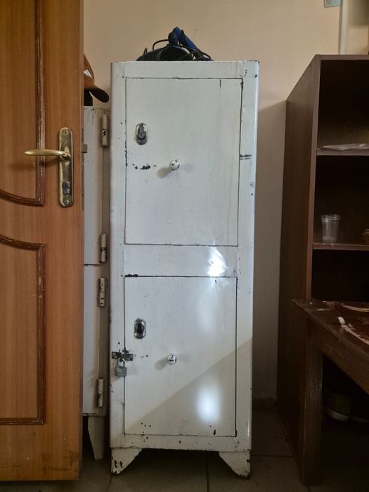 Продается б/у железный сейф