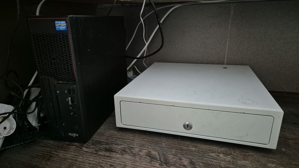 Sistem operare cu monitor touch,unitate,casa de marcat, 2 imprimante.