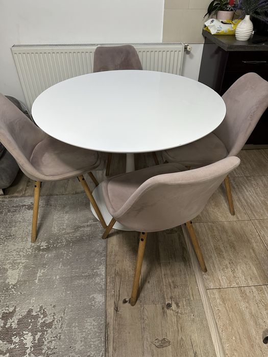 Masa cu  patru scaune