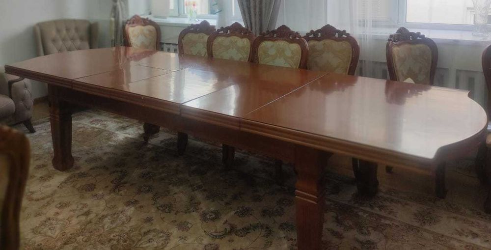 Стол со стульями