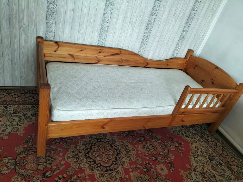 Төсек ағаштан жасалған,  матрасымен