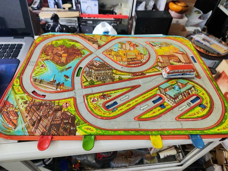 Стара унгарска ламаринена играчка