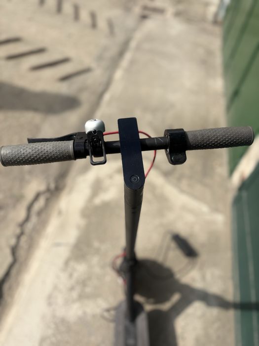 Trotinetă electrică + încărcător