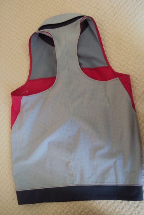 Продавам оригинална " NIKE"чисто нова блуза с етикет за тенис