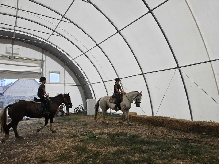 Cort semirotund potrivit pentru călărie