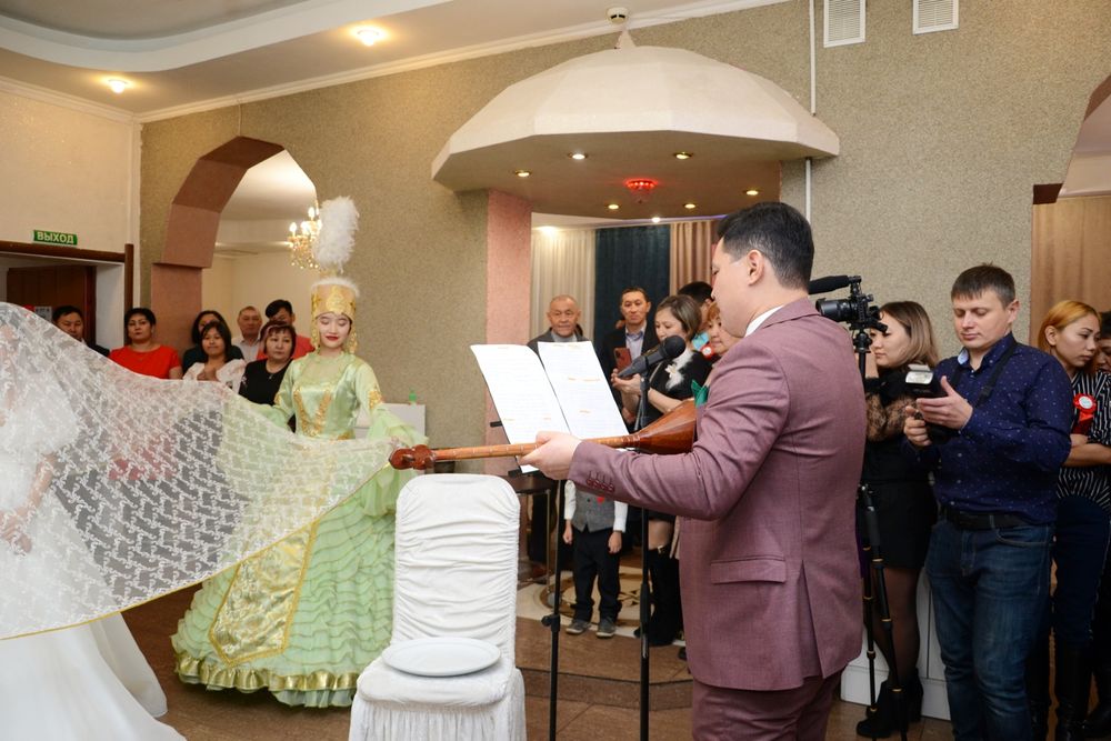 Тамада, Әнші, Домбырашы.