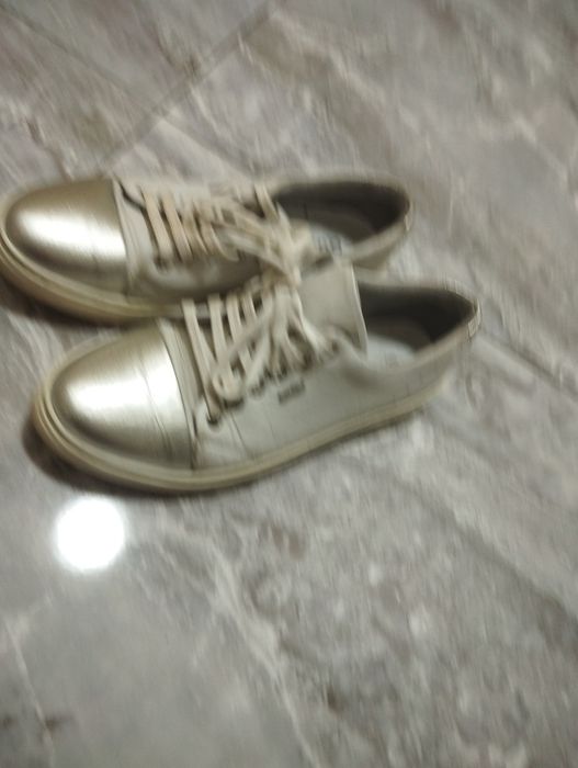 Adidași piele nr.37 in stare foarte buna