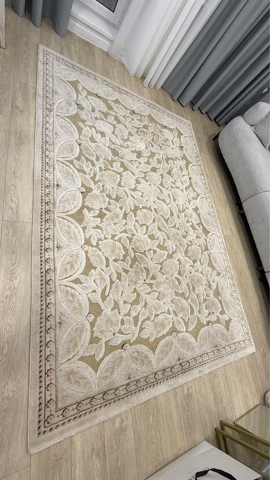 Ковер белый.