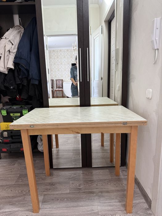 Продам столы кухонный и письменный