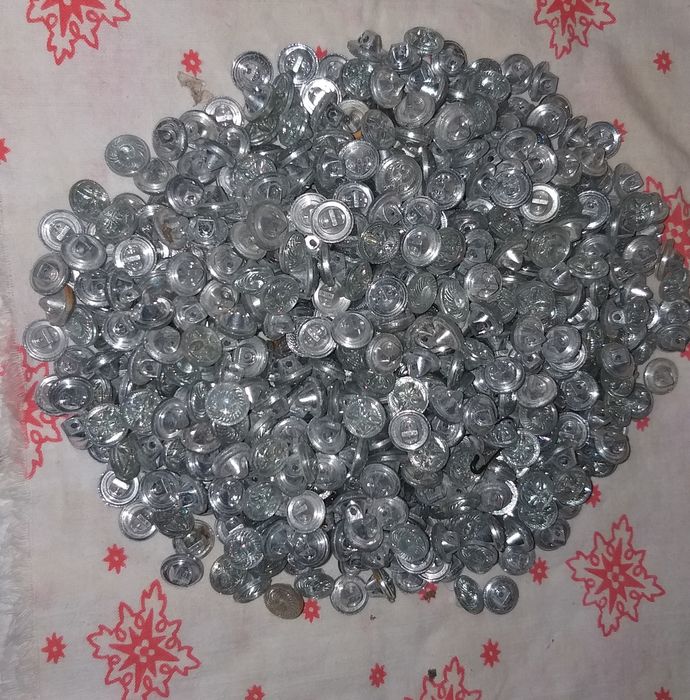 Вешалки, пуговицы.