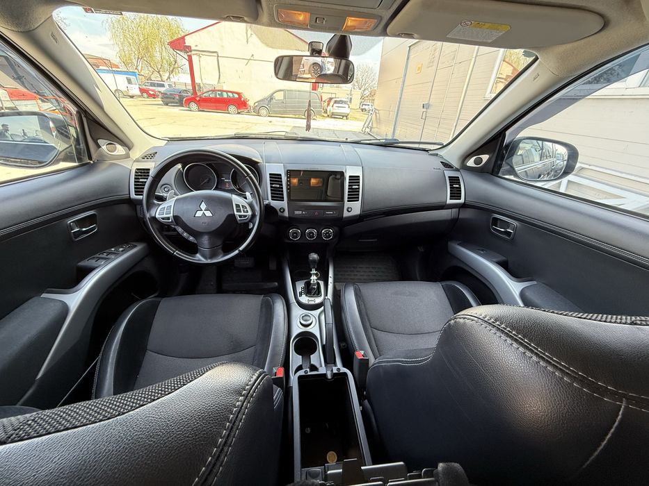 MITSUBISHI OUTLANDER 2.2 DI-D 156 cp Automat, 7 locuri .