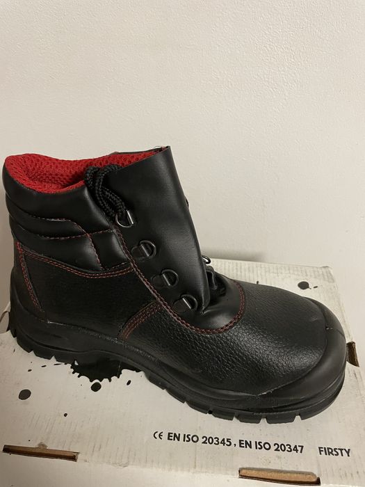 Bocanci de lucru cu bombeu