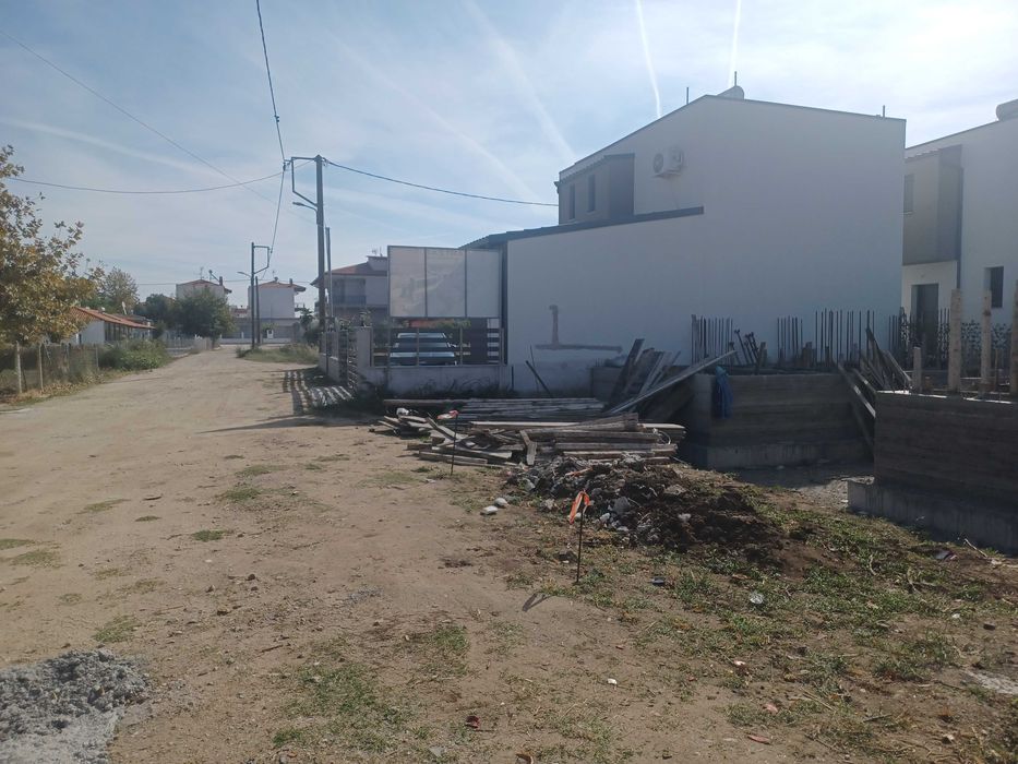 Продава новострояща се къща 50м2 с двор 115м2 в Паралия Врасна, Гърция