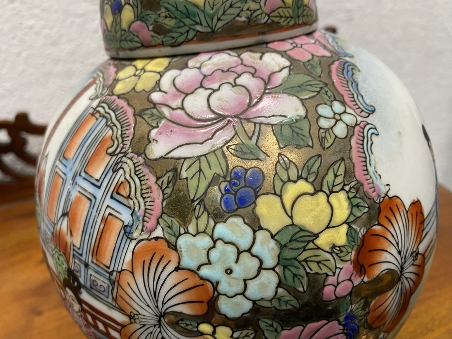 Китайска порцеланова ваза с  капак начало-средата на XX в., Китай