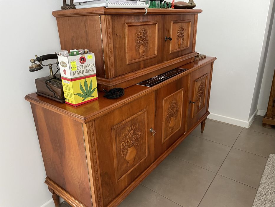 Bufet retro sculptat manual, furnir de nuc, 2 corpuri