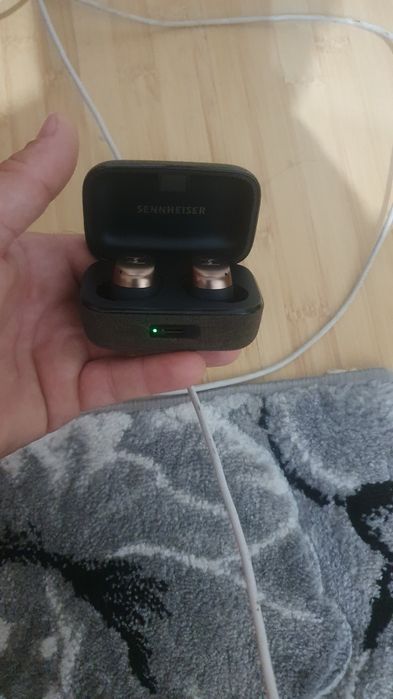 Sennheiser  moment 4